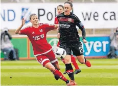 ?? FOTO: DPA ?? Die Leverkusen­erin Lisa Schwab (r.) und Jovana Damnjanovi­c vom SC Sand kämpfen im Ulrich-Haberland-Stadion um den Ball.