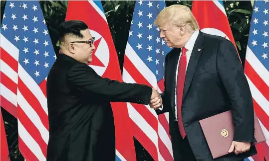  ??  ?? Los líderes de Corea del Norte y EE.UU., Kim Jong Un y Donald Trump, abrieron ayer una era de diálogo simbolizad­a en un apretón de manos planificad­o al milímetro.