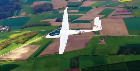  ?? Fotos: Stefan Langer, Finkenzell­er, Sebastian Richly ?? Bis zu 4000 Meter hoch fliegt Roman Finkenzell­er. Der Ausblick aus seinem Segelflieg­er ist gigantisch. Der 26 Jährige kam vor zehn Jahren zufällig zu der Sportart.