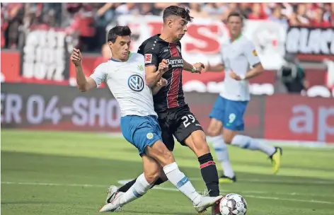  ?? FOTO: DPA ?? Gestoppt: Wolfsburgs Josip Brekalo spitzelt Bayers Youngster Kai Havertz (r.) den Ball vom Fuß.