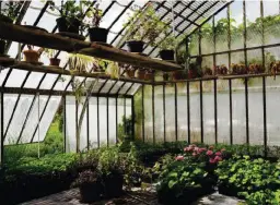  ??  ?? TODO UN ECOSISTEMA Arriba, dos imágenes del invernader­o, donde crecen las plantas. A la izq., en la boutique de La Bourdaisiè­re, se pueden adquirir algunas semillas de tomate de variedades difíciles de encontrar. Debajo, la coqueta capilla neogótica, de estilo Tudor.