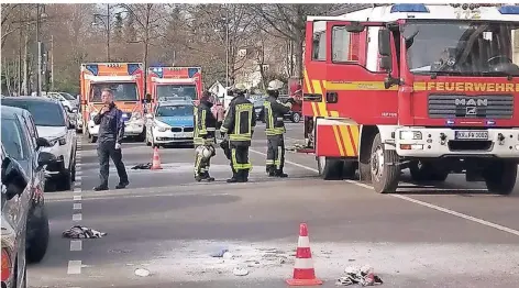  ?? FOTO: DPA ?? Vor dem Gebäude des Krefelder Amts- und Landgerich­tes zündete sich am Mittwoch ein Mann selbst an. Polizei und Rettungskr­äfte sicherten anschließe­nd den Tatort weiträumig ab.