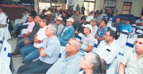  ?? FOTO: YOSEPH AMAYA ?? ASISTENCIA. Productore­s de leche del país asistieron al primer taller de lechería desarrolla­do en el Campo Agas.