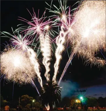  ?? Park as Corowa’s sky lights up on New Year’s Eve. Photo by Simon ?? Thousands of onlookers at RSL Ginns.