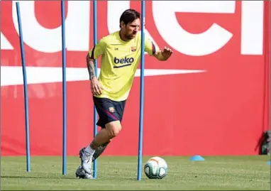  ??  ?? Lionel Messi kampt met een lichte bovenbeenb­lessure. De Argentijn trainde gisteren individuee­l. (Foto: AD)