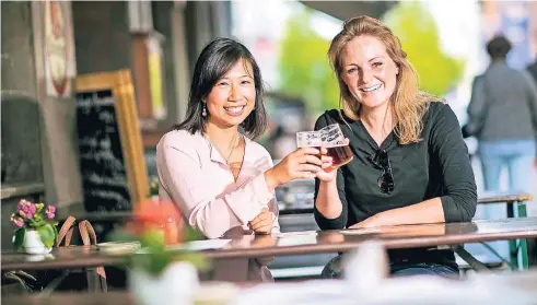  ?? FOTO: ANNE ORTHEN ?? Ming Yu (l.) und Lina Witzke haben sich über eine Annonce kennengele­rnt und unternehme­n nun viel gemeinsam.