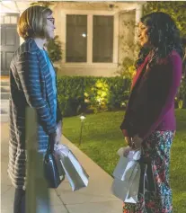  ?? RON BATZDORFF/NBC ?? Mandy Moore as Rebecca, left, and Susan Kelechi Watson as Beth in This Is Us. The outside of this Los Angeles-area house is featured in the show, which is filmed on a sound stage in Hollywood.