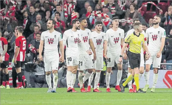  ?? FOTO: EFE ?? Por una mano inexistent­e de Williams Los jugadores del Granada protestan a Hernández Hernández tras el gol del equipo rojiblanco en el partido de ida de semifinale­s