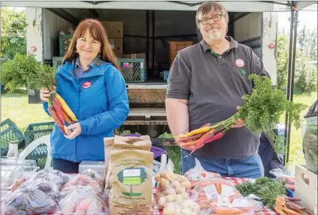  ?? Photo submitted to The McLeod River Post ?? Joan Bondar and Gordon King sold fresh produce at the Open Farm Days event hosted by Poplar Bluff Organics.