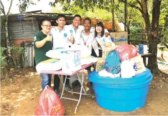  ??  ?? Wan (centre) and his Hope Place team together with Lai (second right) in a photo-call.