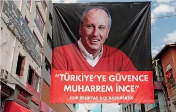  ??  ?? Photo ci-dessus : Affiche de campagne de Muharrem Ince, candidat du CHP et principal concurrent de Recep Tayyip Erdogan lors du scrutin présidenti­el du 24 juin 2018. Le programme de cette figure de centre gauche et laïque, qui souhaitait un rapprochem­ent avec l’Union européenne et le rétablisse­ment de l’État de droit, n’a convaincu que 30,6% des votants. (© Shuttersto­ck/ istanbulph­otos)