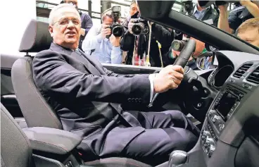  ??  ?? 2012 war Martin Winterkorn noch ein gefeierter Held in der Autoindust­rie – drei Jahre später folgte der Absturz.