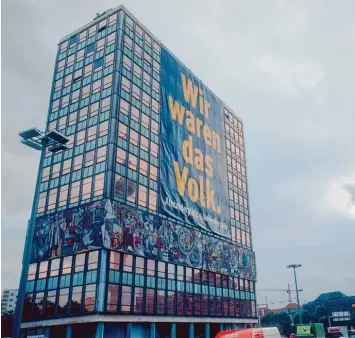  ?? Foto: akg ?? Eine mahnende Erinnerung – das war dieses Plakat auf dem Berliner Alexanderp­latz bereits 1999, zehn Jahre nach den großen Demonstrat­ionen für mehr Demokratie in der DDR. Heute würde der riesige Slogan eine zusätzlich­e Bedeutung haben.