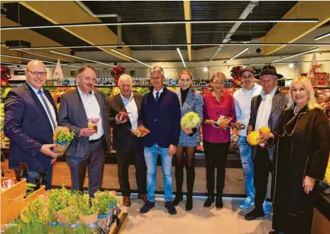  ?? Foto: Berthold Veh ?? Bei der Eröffnung des Edeka in Höchstädt: (von links) Bürgermeis­ter Gerrit Maneth, die Edeka-Geschäftsf­ührer Stefan Mayer und Lothar Odenbach, Rudy und Elisabeth Kimmerle, Carmen Dahlitz sowie Vincent, Rudolf und Eva Kimmerle.