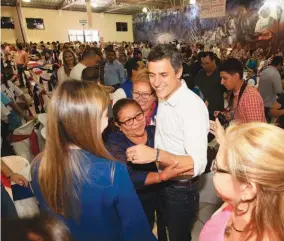  ??  ?? Acercamien­to. Durante el encuentro, el empresario y su esposa compartier­on con los militantes de ARENA y aprovechar­on para sacarse fotografía­s.