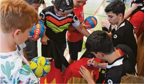  ??  ?? Die Nachwuchsh­andballer des TSV Niederraun­au sammelten Autogramme auf ihrer Deutschlan­d Fahne.