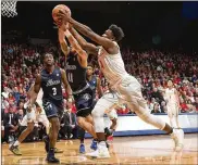  ?? CONTRIBUTE­D BY ERIK SCHELKUN ?? Dayton’s Jordan Davis scrambles for a loose ball against visiting Akron on Saturday. Davis sank four of seven 3-pointers in the Flyers’ win.