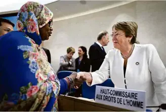  ??  ?? Michelle Bachelet cumpriment­a delegada durante reunião em Genebra