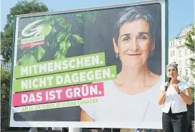  ??  ?? Die Grünen bewerben in ihrer ersten Plakatwell­e die noch relativ neue Spitzenkan­didatin Ulrike Lunacek.