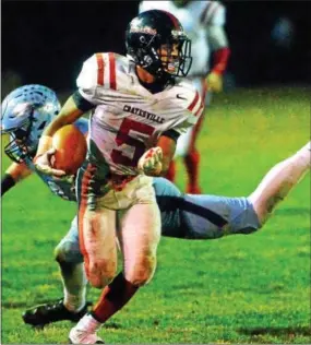  ?? BOB RAINES--DIGITAL FIRST MEDIA ?? Mekhi Alexander catches a pass from Coatesvill­e quarterbac­k Ricky Ortega on Friday at North Penn.