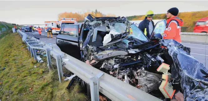  ?? Foto: dpa/Ralf Zwiebler ?? Ein schwerer Unfall auf der Autobahn: Das Notrufsyst­em eCall soll künftig eine schnellere Rettung ermögliche­n.