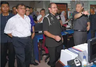  ?? BERNAMAPIX ?? Ahmad Zahid being briefed by Immigratio­n Director-General Datuk Seri Mustafar Ali during his visit yesterday to the Immigratio­n, Customs, Quarantine and Security complex in Tebedu, Sarawak. Also present is Sarawak Chief Minister Datuk Abang Johari...