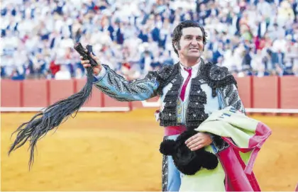  ?? EFE / JULIO MUÑOZ ?? Morante de la Puebla da la vuelta al ruedo tras cortar dos orejas y rabo a su segundo toro, ayer, en la Maestranza.