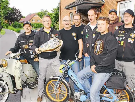  ?? BILD: HILDBURG LOHMÜLLER ?? Leidenscha­ft Zwei-Takter: Manfred Hedenkamp mit dem Goldenen Tank und Mitglieder­n der Storm Rider.