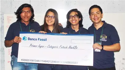  ?? CLUBES DE CIENCIA BOLIVIA ?? Equipo. Los ganadores del primer lugar en la categoría fintech del HackBo, que se realizó en Cainco, en Santa Cruz.