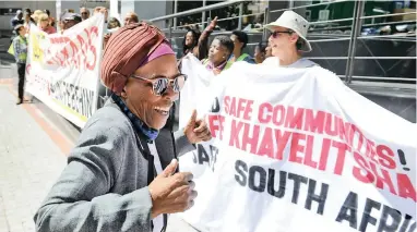  ?? PICTURE: HENK KRUGER ?? NO TO CORRUPTION: Sweetness Ngethu sings and dances with a group of UDF veterans and #UniteBehin­d members outside the offices of the NPA in Cape Town. The veterans delivered a letter, with a petition, to the head of the NPA, Shaun Abrahams, demanding...