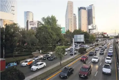  ?? ?? © REUTERS. UNA VISTA MUESTRA COCHES EN COLA EN EL TRÁFICO DURANTE LA HORA PUNTA EN CIUDAD DE MÉXICO, MÉXICO, 3 DE MARZO DE 2023. REUTERS/QUETZALLI NICTE-HA