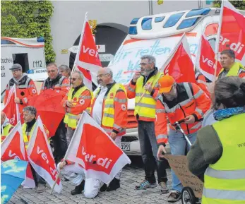  ?? FOTO: FLORIAN BÜHRER ?? Beschäftig­te des Deutschen Roten Kreuzes vor dem Rathaus in Isny.