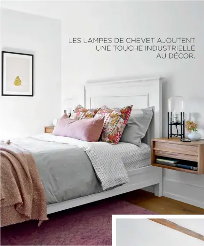  ??  ?? LES LAMPES DE CHEVET AJOUTENT UNE TOUCHE INDUSTRIEL­LE AU DÉCOR.