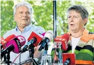  ?? Foto: APA/Techt ?? Hans Peter Haselstein­er und Brigitte Ederer engagieren sich in der Initiative „Weil’s um was geht“gemeinsam gegen die FPÖ in einer Regierung.