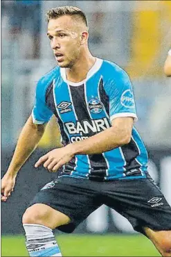  ??  ?? Arthur, con la camiseta de Gremio, el equipo de su “corazón, donde empezó todo”