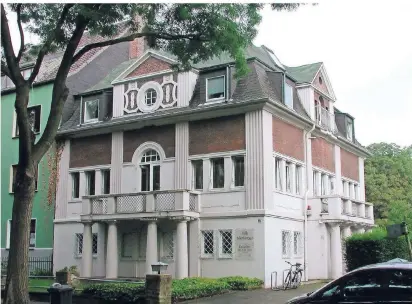  ?? FOTO: T.LAMMERTZ ?? Die Villa Merländer an der Friedrich-Ebert-Straße, war einst das Wohnhaus des jüdischen Kaufmanns Richard Merländer. Heute ist es Sitz der NS-Dokumentat­ionsstelle. Hier wird an das Leben der jüdischen Krefelder erinnert. Die neue Historisch­e Datenbank zur Familien- und wissenscha­ftlichen Forschung wurde von der Kulturstif­tung der Sparkasse unterstütz­t.