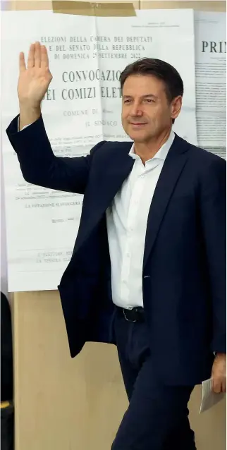  ?? ?? A Roma Il leader del M5S, Giuseppe Conte, 58 anni, ha votato al Liceo Virgilio