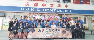  ??  ?? The delegation in a photo call with their counterpar­ts in SJKC Sentul, Kuala Lumpur.