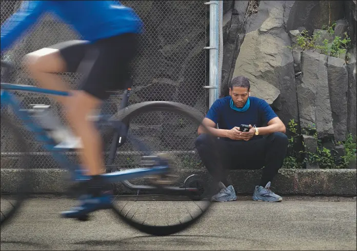  ?? PHOTOS BY EMMA HOWELLS / THE NEW YORK TIMES ?? Nick Thompson makes bets on a sports betting app after crossing the George Washington Bridge from New York to Fort Lee, N.J.