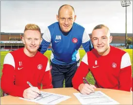  ??  ?? PEN TO PAPER: Ali Crawford and Grant Gillespie sign deals until 2018.