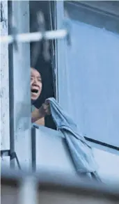  ?? FOTO: IMAGO ?? Ein Mann steht verzweifel­t an einem Fenster und ruft um Hilfe.