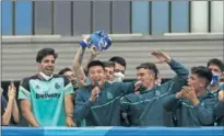  ??  ?? Wu Lei y Cabrera protagoniz­aron un divertido momento.
LAS ANÉCDOTAS DEL SOÑADO ASCENSO