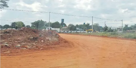  ??  ?? El MUVH en este momento está equipando el terreno de 17,8 hectáreas de Roque Alonso, con construcci­ón de calles, desagües, etc.