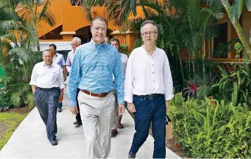  ??  ?? El gobernador Quirino Ordaz Coppel (centro) señaló que Mazatlán se ha puesto en la mente del grupo Barceló, del empresario Simón Pedro Barceló (derecha).