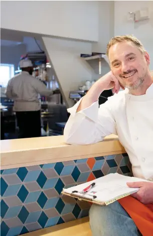  ??  ?? Mikko Kosonen drömde om en egen restaurang med finländska delikatess­er i tjugo år innan han gjorde slag i saken. Mikko’s Café finns i den trendiga stadsdelen Dupont Circle, några kilometer från Vita huset.
