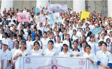  ??  ?? CELEBRATIN­G TOGETHER: The Alumni of OU and University College of Women during the walk