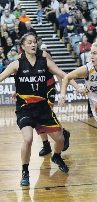  ??  ?? Bringing it up . . . Otago Gold Rush’s Zoe Richards looks ahead while Waikato’s Natasha Lenden comes across to shut down proceeding­s at the Edgar Centre on Saturday.