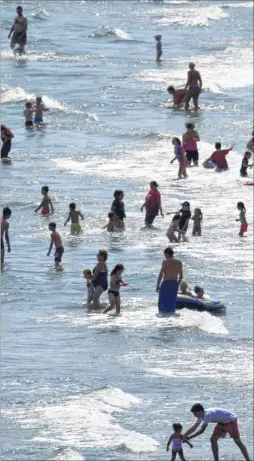  ?? FM2707923 ?? Sunny Sands beach in Folkestone