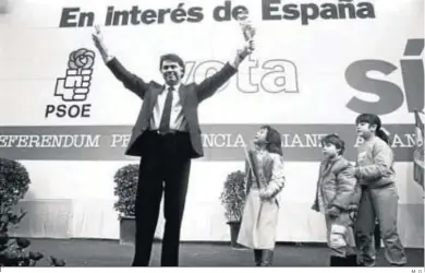  ?? M. G.. ?? Felipe González haciendo campaña por el ingreso en la OTAN a principios de los años 80 tras negarse en redondo.