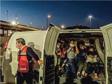  ??  ?? Migrantes devueltos por la patrulla fronteriza llegan a Ciudad Juárez